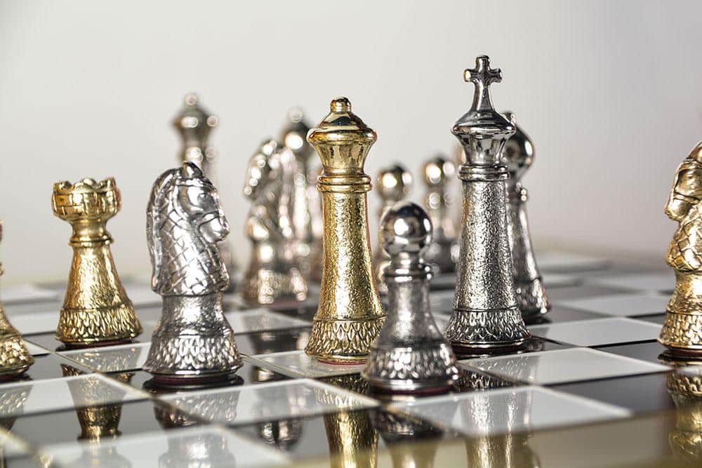 wendbares Spielbrett für Dame und Schach mit Metallfüßen (47x47cm) von  Authentic Models - erkmann