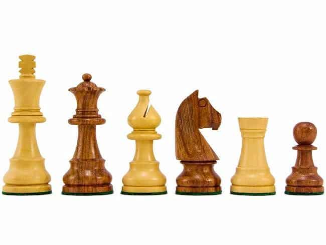 Schach - Brettkasten aus Muschelahorn mit Hornfiguren (weltweit